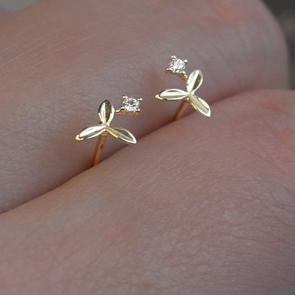 925 Sterling Floral Pedal Cubic Zirconia Stud Cartliage Earring Stud
